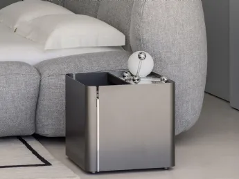 Il comodino Malù di Flou unisce design minimalista e funzionalità in un unico mobile elegante.