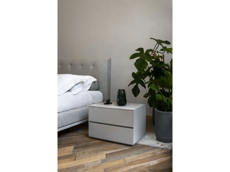 Comodino Manhattan in legno laccato con top in marmo di Conte