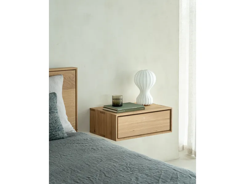 Comodino sospeso Nordic II in rovere di Ethnicraft