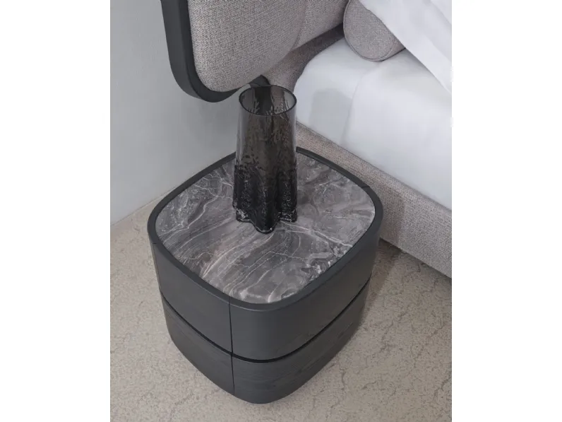 Comodino Oke in legno con top in marmo di Conte