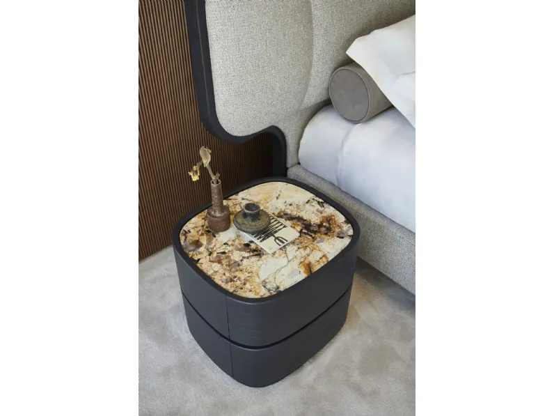 Comodino Oke in legno con top in marmo di Conte