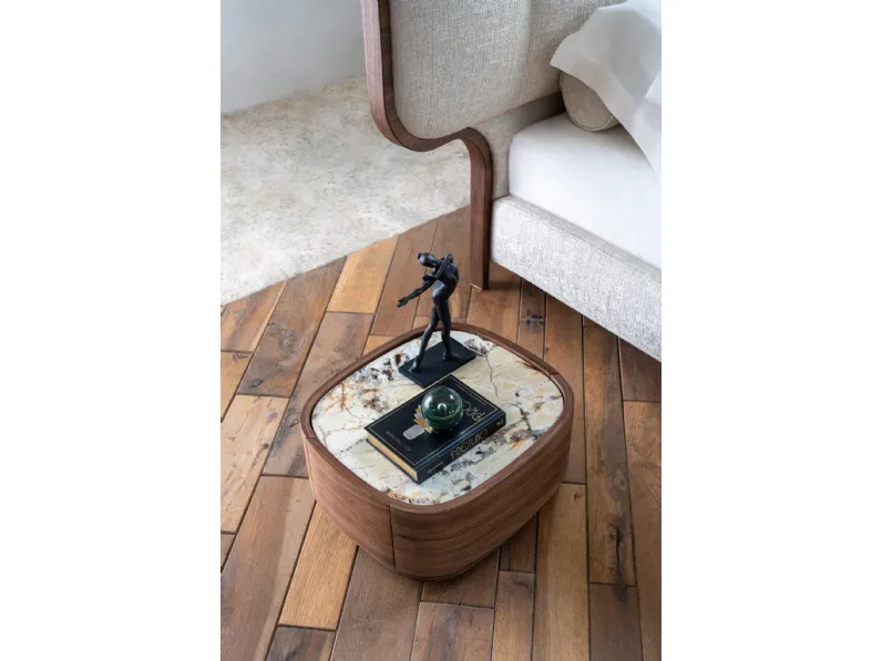 Comodino Oke in legno con top in marmo di Conte