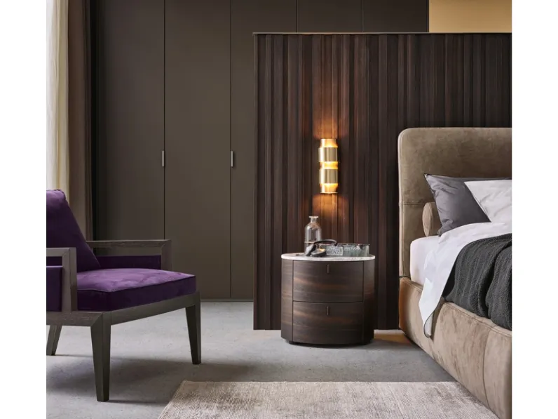 Comodino Onda in rovere con top in marmo di Poliform