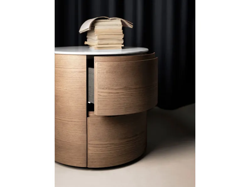 Comodino in legno Orbit con top in marmo di Kristalia
