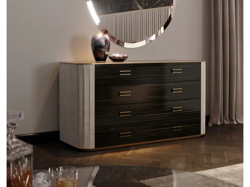 Comò Plissé in legno Ebano lucido con fianchi rivestiti in pelle di Reflex