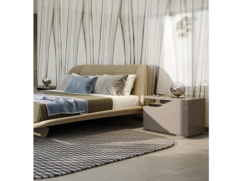 Comodino in legno laccato lucido con cassetto superiore sagomato con vano a giorno Segno di Reflex