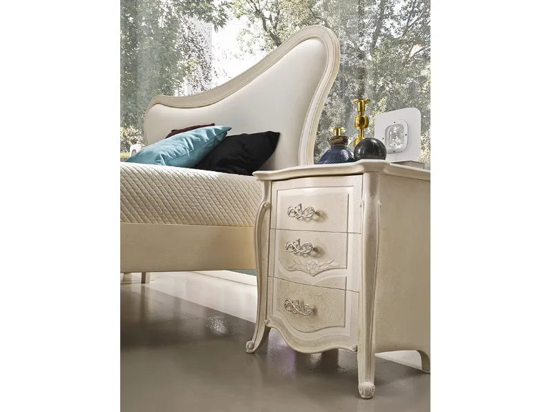 Comodino Sensazioni Vivienne finitura spugnato Grigio con patina e decori Bianchi di Ferretti e Ferretti