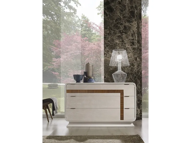 Comò Senzazioni Copacabana finitura spugnato Grigio patina Bianca e frontali cassetti lisci con fascia in Noce Canaletto di Ferretti e Ferretti