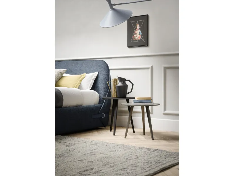 Comodino a tre gambe in laccato opaco Trio di Novamobili