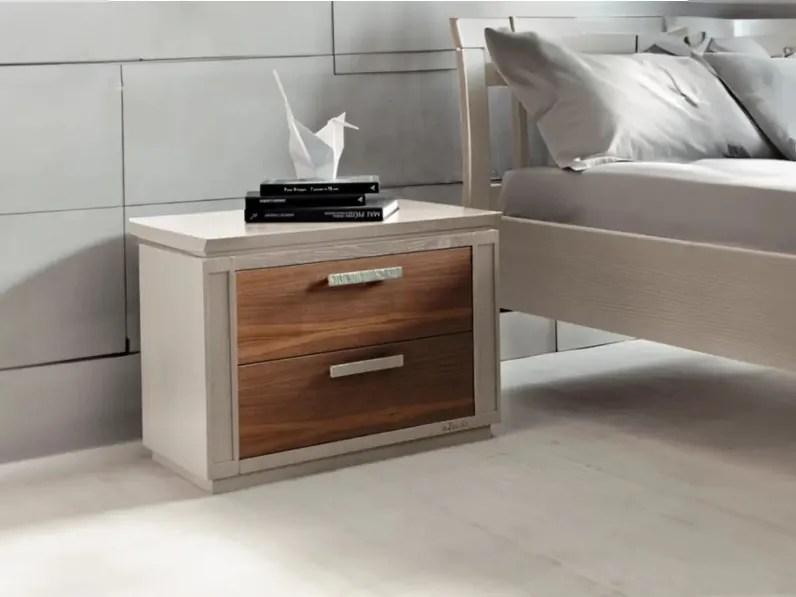 Comodino Viburno in Frassino spazzolato con cassetti in Noce Canaletto di Le Fablier