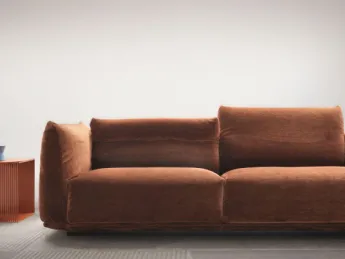 Il Divano imbottito 20 Low di Albani è un capolavoro di design moderno.