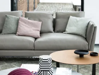 Il divano lineare Bretagne di Poltrona Frau è un capolavoro di design minimalista.
