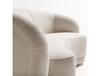Il divano lineare Dave di Tosconova incarna eleganza e comfort in un design contemporaneo.