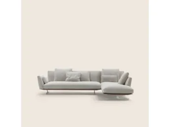 Il divano con penisola Evergreen di Flexform è un'icona di eleganza senza tempo.