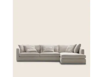Il divano con penisola Magnum di Flexform.