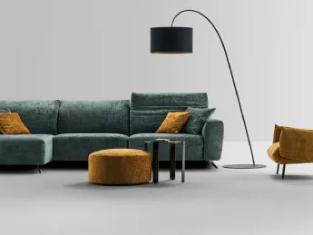 Il divano con penisola Granada Square di Rosini Divani è un esempio di design contemporaneo.