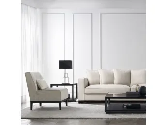 Il divano lineare Lanai di Tosconova combina design minimalista e comfort ergonomico.