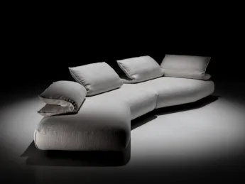 Il divano lineare Plane di Twils offre un design essenziale e moderno.