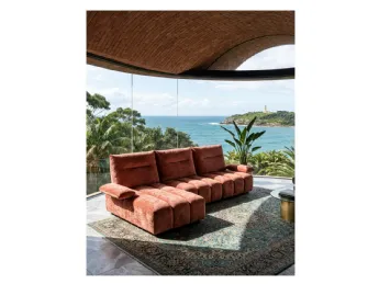 Il divano con penisola Rimini di Bruma è un capolavoro di design e comfort.
