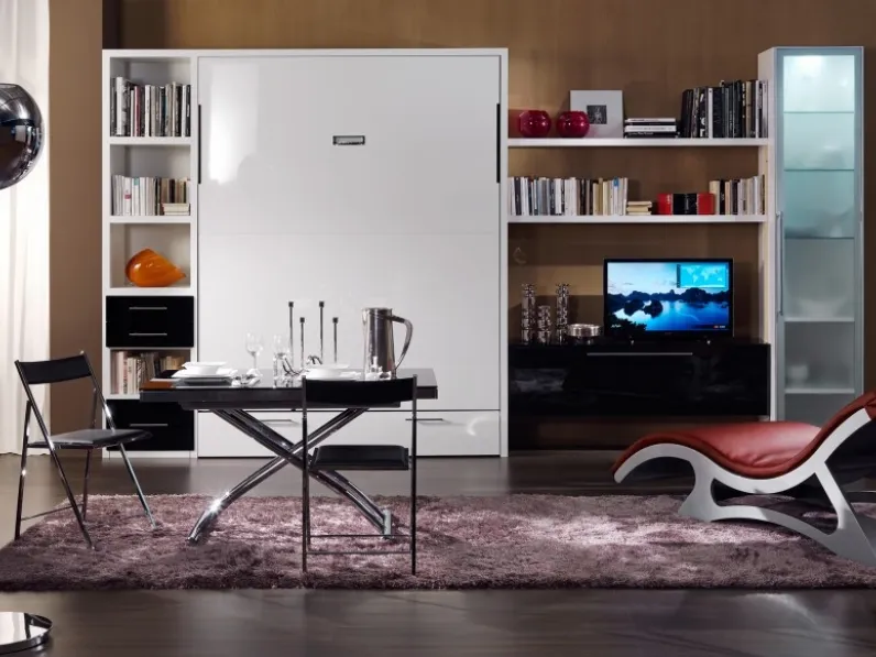 Letto a scomparsa in zona giorno con mobile libreria in laccato lucido Bianco Pratico di DRS