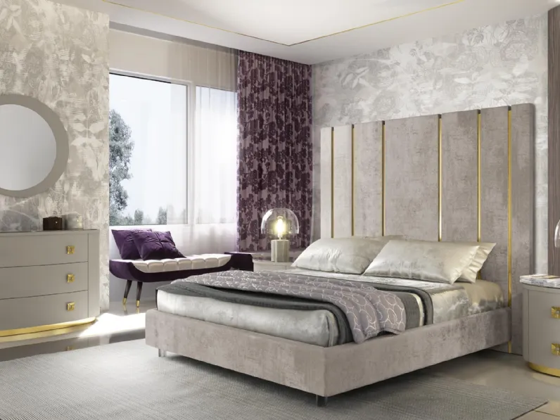 Letto con testiera imponente arricchita da scanalature dorate Duse di Adriatica