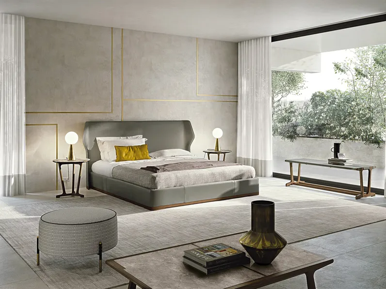 Letto matrimoniale con testiera completamente rivestito in cuoio con base in legno massello Agio di Frigerio