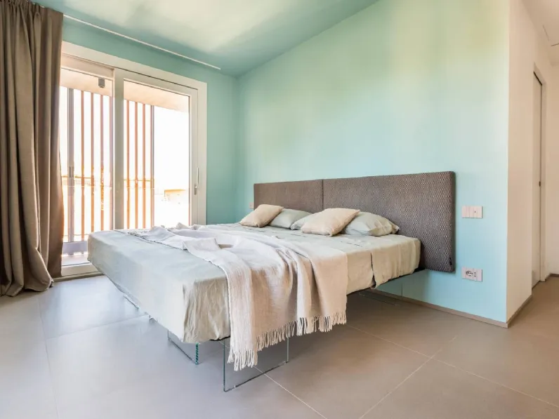 Letto Air 1507 con testiera in tessuto imbottito di Lago