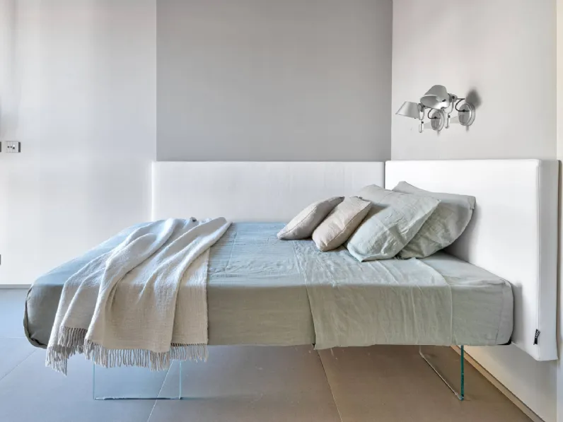 Letto Air 1507 con testiera in tessuto imbottito di Lago