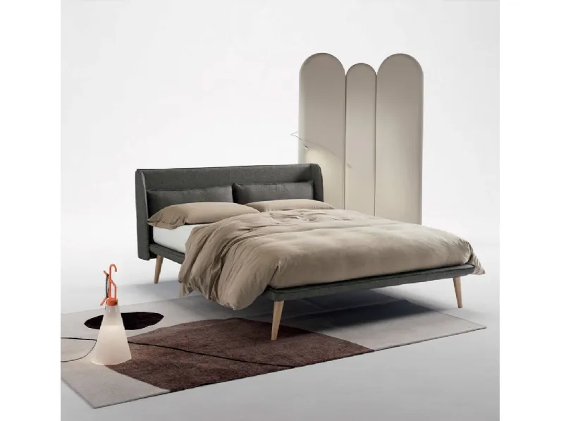 Letto in tessuto con testiera avvolgente Alena di Nefi Italia
