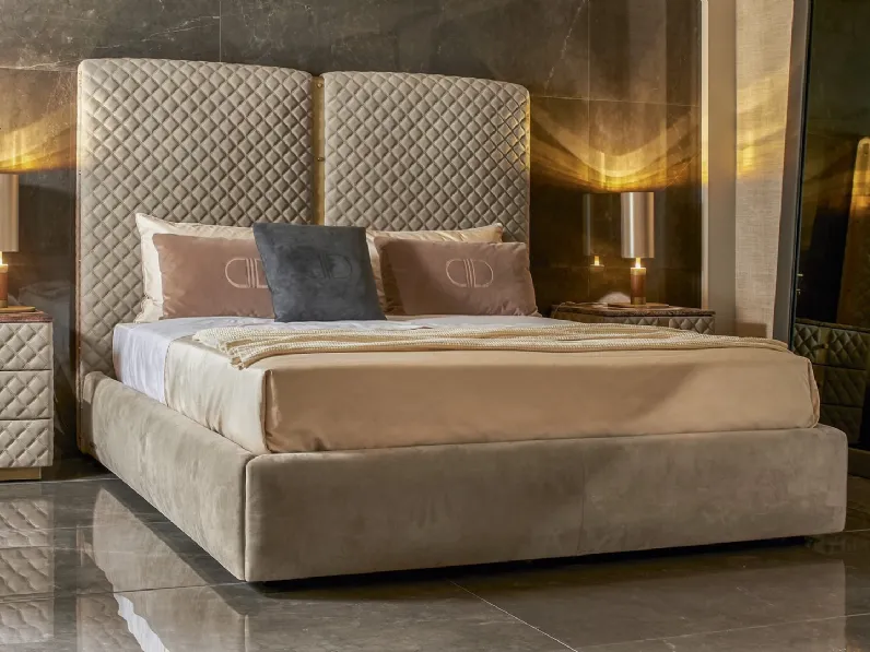 Letto con testiera in pelle trapuntata Alfred di Daytona Home