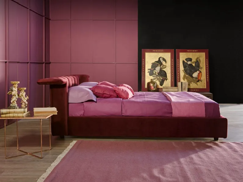 Letto scenografico in pelle con testiera trapuntata Ambassador di Novaluna