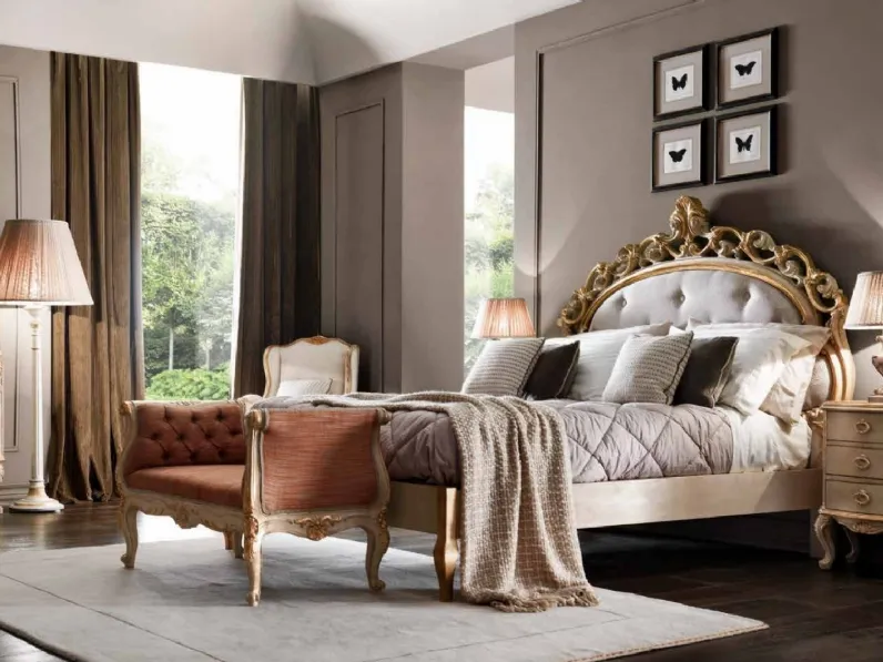 Letto con testiera imbottita e trapuntata con cornice in legno intagliato Art 2514 di Vittorio Grifoni