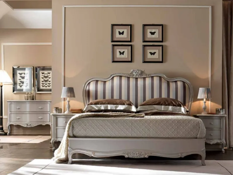 Letto imbottito con testiera in tessuto a righe e legno intagliato Art 2524 di Vittorio Grifoni
