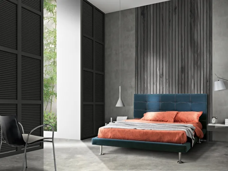 Letto matrimoniale in velluto blu con testiera dalla doppia cucitura in rilievo Bellini di Artigianaletti