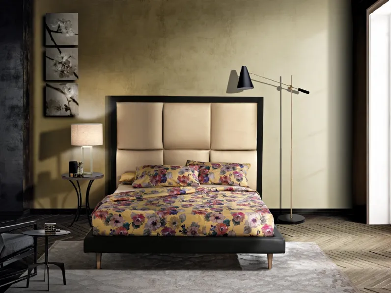 Letto matrimoniale con testiera a quadri in rilievo Bild di Artigianaletti