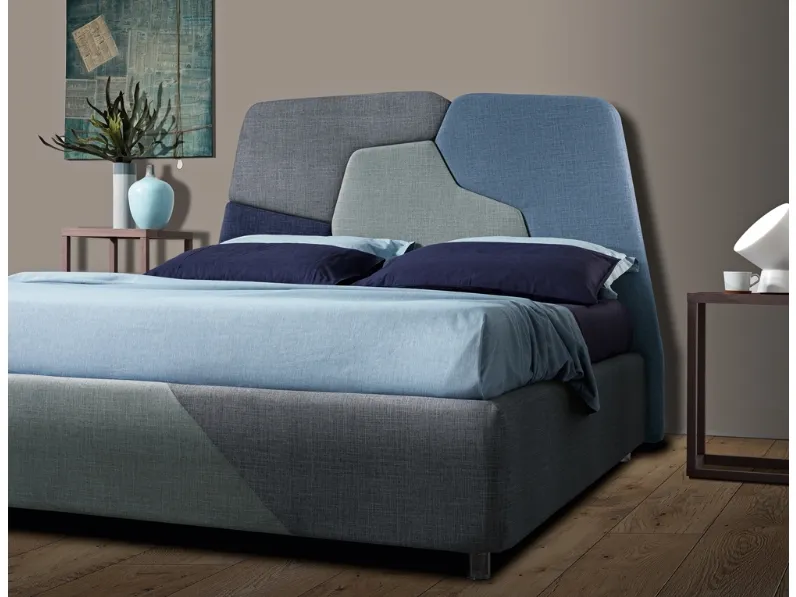 Letto in tessuto azzurro in varie gradazioni con testiera Cusco di Artigianaletti