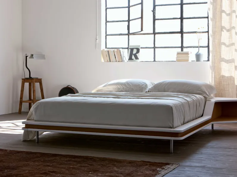 Letto sommier in ecopelle dal design distintivo con nicchie integrate nella struttura a funzione di comodino Ayrton di Estel
