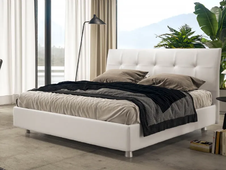 Letto moderno in pelle con testiera imbottita e trapuntata Babette di Majerna Letti