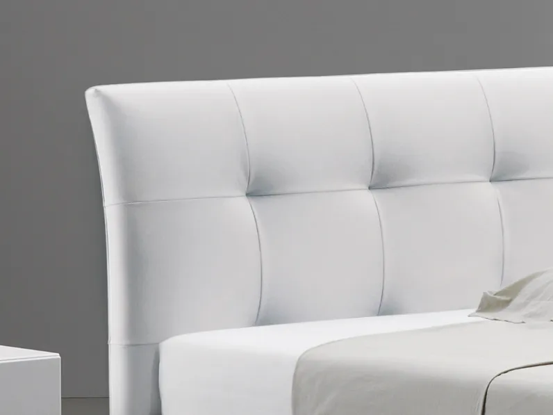 Letto in pelle con testiera trapuntata Babette di Majerna Letti