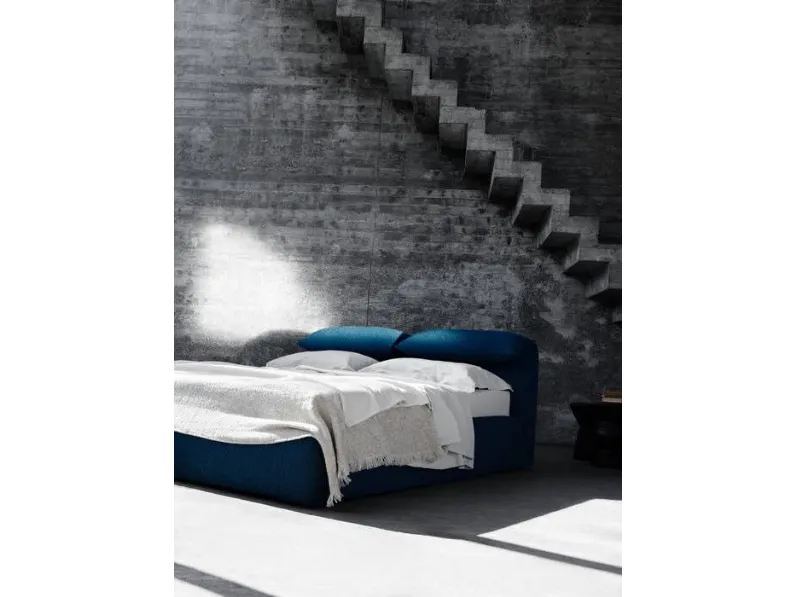 Letto con testiera in tessuto imbottito Bamboletto di B&B Italia