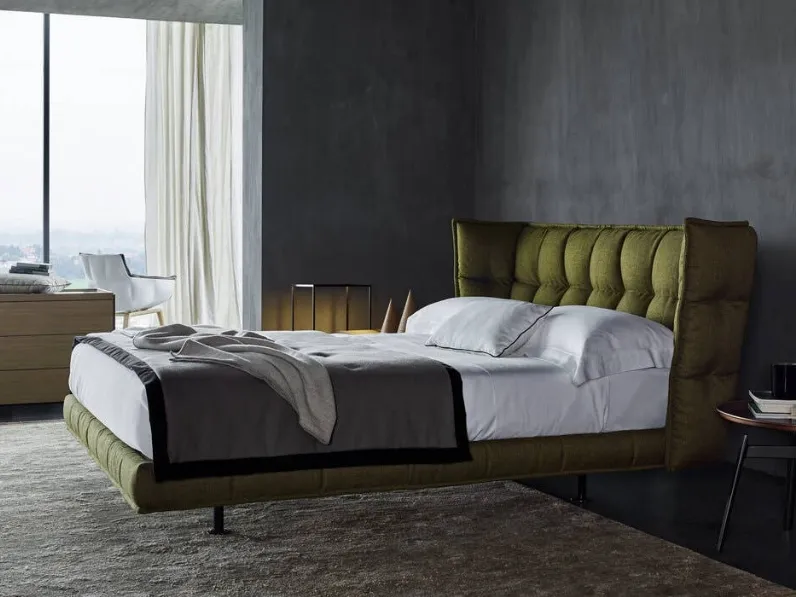 Letto con testiera in tessuto trapuntato Husk di B&B Italia