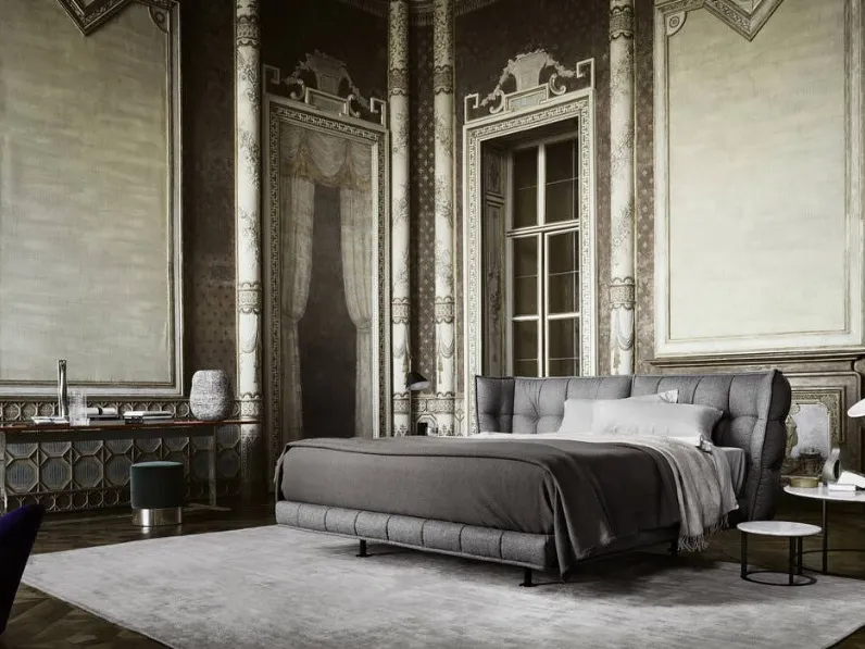 Letto con testiera in tessuto trapuntato Husk di B&B Italia