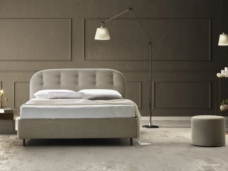 Letto con testiera dai bordi arrotondati trapuntata con bottoni Bianca di Stilfar