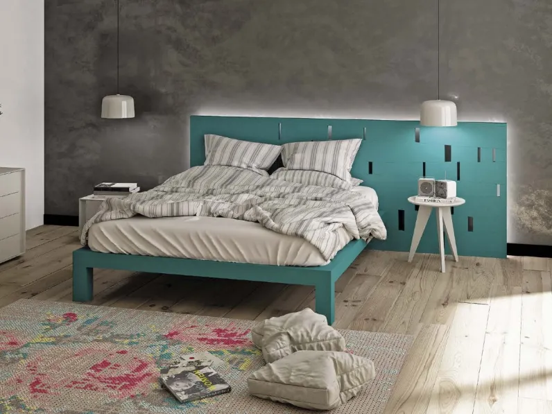 Letto in legno laccato con testiera a fori passanti Biochic Dalì di Domus Arte