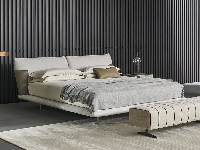 Letto in tessuto imbottito con testiera Blend di Bonaldo