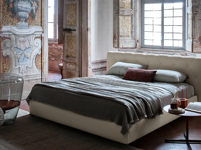 Letto in pelle con contenitore e testiera trapuntata Bluemoon di Poltrona Frau