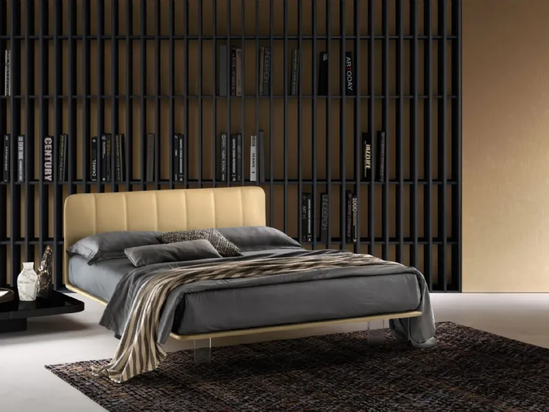Letto in pelle con testiera trapuntata e piedini trasparenti Clever di Bside