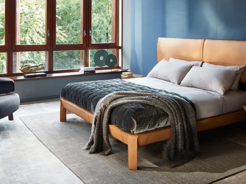 Letto matrimoniale in pelle Cab Night di Cassina