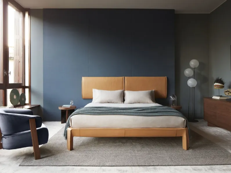 Letto matrimoniale in pelle Cab Night di Cassina