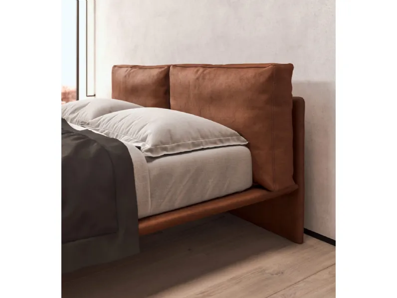 Letto Cali in pelle con testiera di Presotto